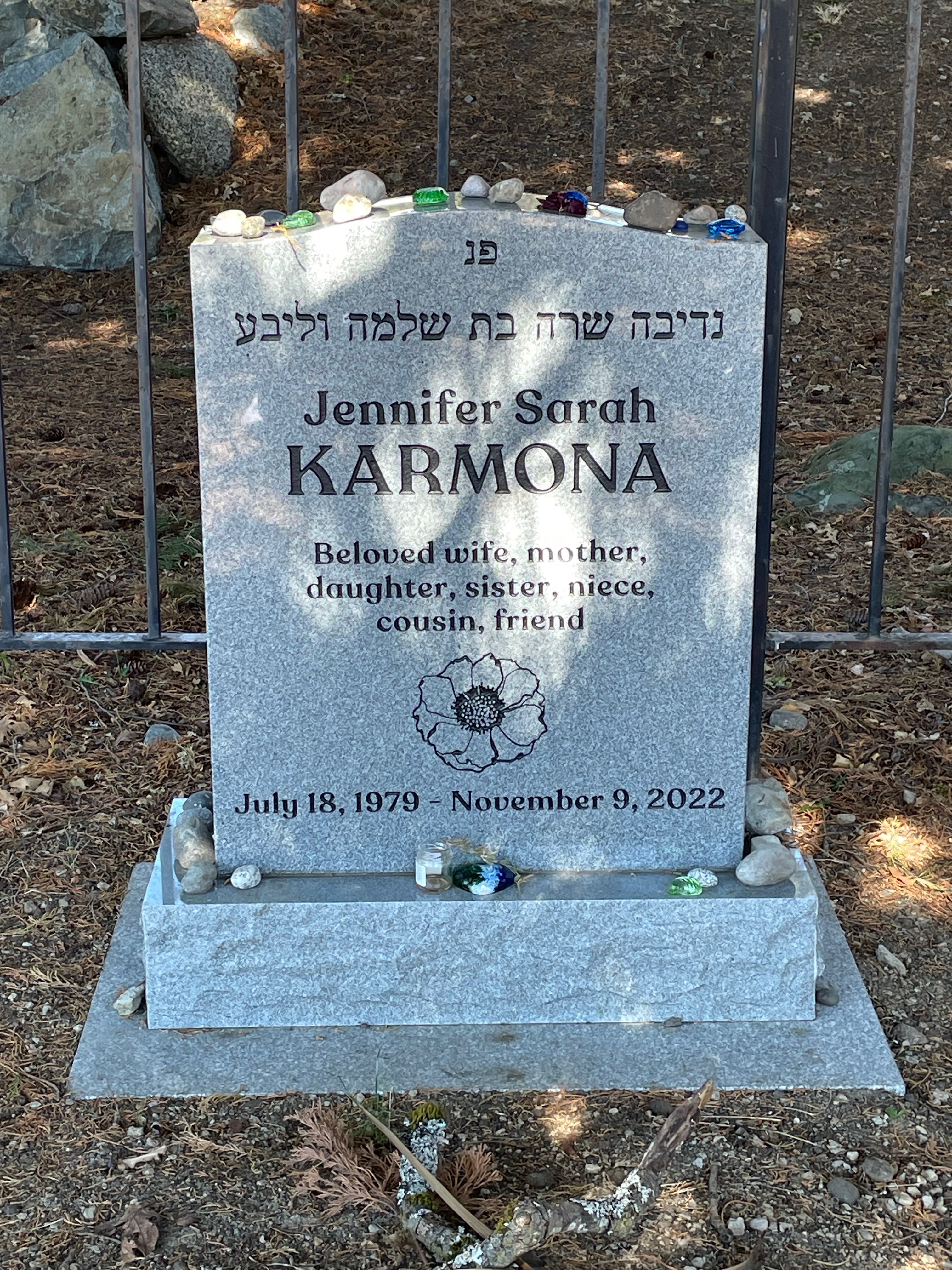 gravestone of Jennifer Karmona