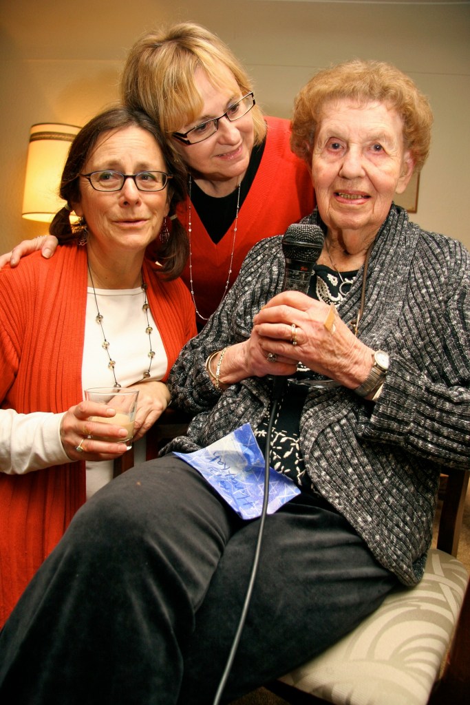 photo Clare Waldman and daughters