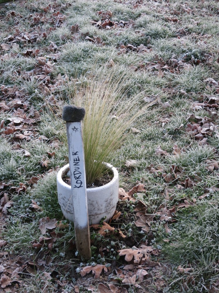 Suzana Korduner stake at gravesite